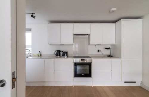 Churchill Apartment | 2-Bed Flat with Balcony Views