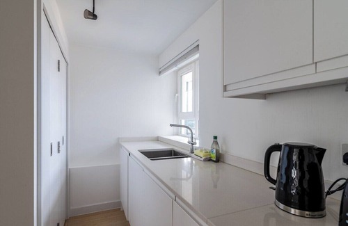 Churchill Apartment | 2-Bed Flat with Balcony Views