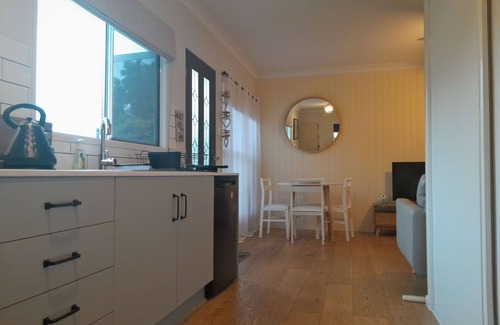 Labrador Apartment | 2 bed Garden Apartment walk to cafe's dining dog beach close to uni & hospital