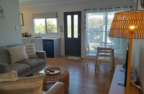 Labrador Apartment | 2 bed Garden Apartment walk to cafe's dining dog beach close to uni & hospital