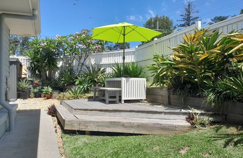 Labrador Apartment | 2 bed Garden Apartment walk to cafe's dining dog beach close to uni & hospital