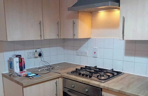 Newham Apartment | 2 Bed House - house 2 people ,with central Links