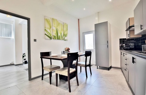 Kirkham House | 2 Bed House House In Town Centre