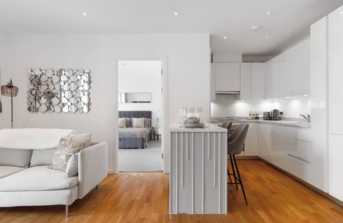 Stratford Apartment | 2 Bed-Sleeps 4-Balcony-Family Friendly
