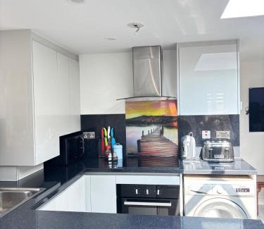 Lacey Green House | 2 Bed-Sleeps 5-Free Parking-Pet Friendly