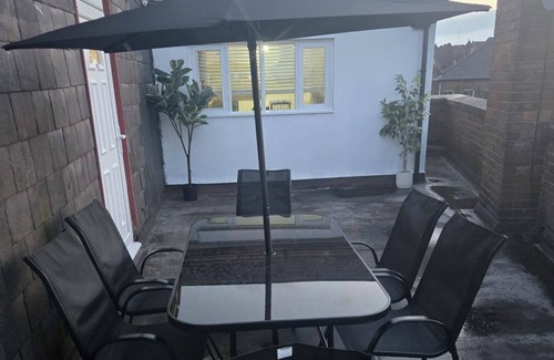 Wolverhampton Apartment | 2 Bed - Sleeps 6 - Private Balcony - City Centre