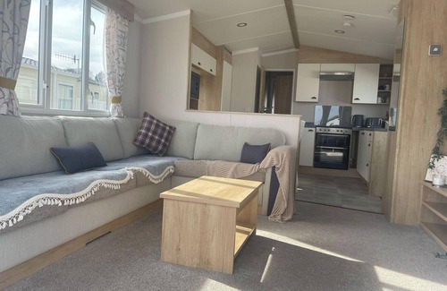 Coldingham Cabin | 2 Bed-Sleeps 6-Patio-Parking-Pet Friendly