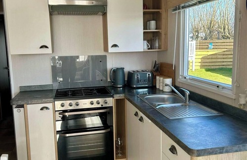 Coldingham Cabin | 2 Bed-Sleeps 6-Patio-Parking-Pet Friendly
