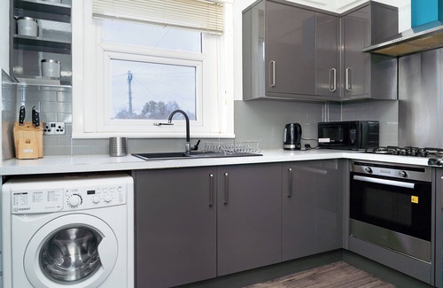 Longcroft Apartment | 2-Bed Townhouse | Free Parking | Near City