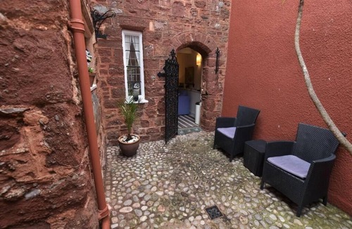 Shaldon House | 2 bed wing ON the beach in historic building. Quaint level seaside village.