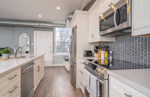 Burlington Apartment | 2 bed work desk close to Brant St Pier GO station