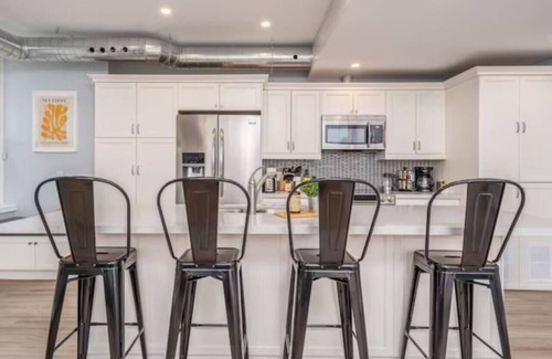 Burlington Apartment | 2 bed work desk close to Brant St Pier GO station