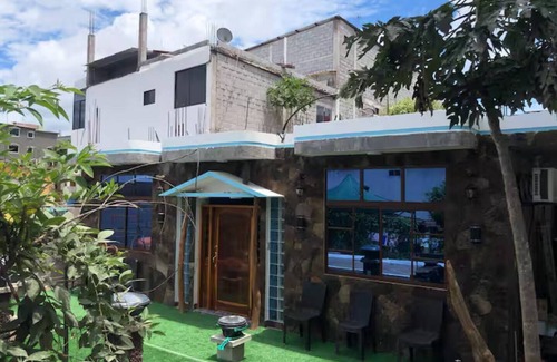 Puerto Baquerizo Moreno House | 2 Bedrooms House w/AC & Wi-Fi & TV - For 5 Guest - 2 min from the beach!