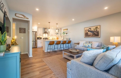 Village Green House | 2 bedroom 1.5 bath home 8 blocks to beach - Sleeps 4