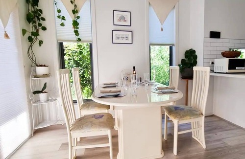 Heidelberg Heights House | 2 bedroom & 2 bathroom comfortable townhouse