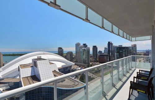 Toronto Entertainment District Apartment | 2 Bedroom/2 Bathroom Deluxe Suite