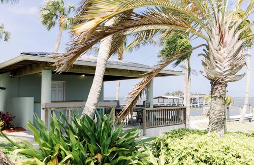 Roseland House | 2 Bedroom 3 Bathrooms with Private Dock & Outdoor Cabana Directly on the River