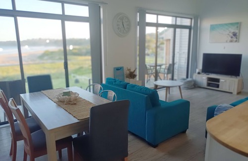 Kiama Downs Apartment | 2 bedroom absolute Beachfront Apartment with your own large backyard and BBQ