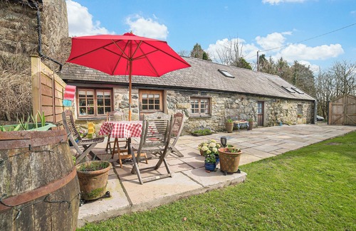 Garndolbenmaen Cottage | 2 bedroom accommodation in Garndolbenmaen, near Porthmadog