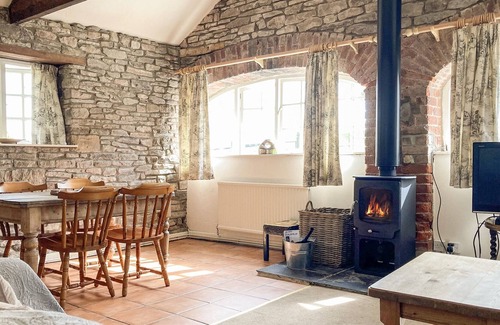 Abergavenny Cottage | 2 bedroom accommodation in Llantilio Pertholey, near Abergavenny