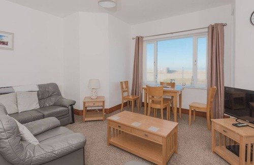 Dinas Dinlle Cabin | 2 bedroom accommodation in Caernarfon