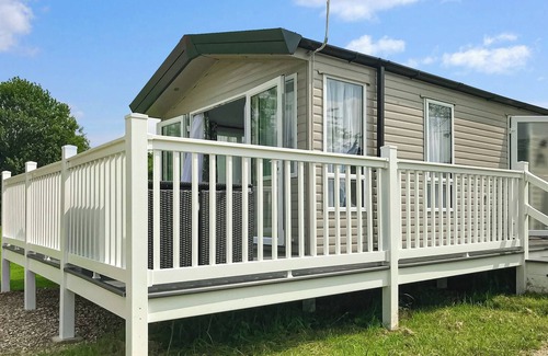 Hoddesdon Ski Chalet | 2 bedroom accommodation in Hoddesdon