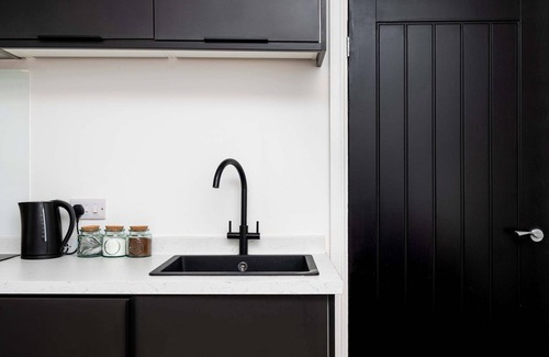 Hawick Apartment | 2 Bedroom Apartment-Free Parking