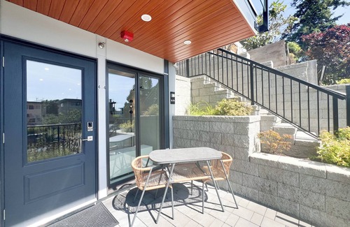 Lower Lonsdale Apartment | 2-bedroom apartment in peaceful North Vancouver with AC