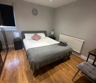 Southfield Apartment | 2 Bedroom Apartment Chiswick Park Tube Station