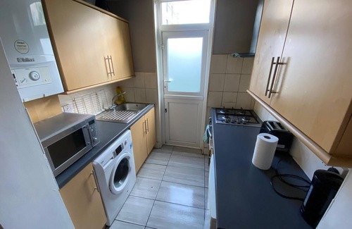 Collier's Wood Apartment | 2 Bedroom apartment, ground floor, garden, 5 mim. tube, 20 min. City centre