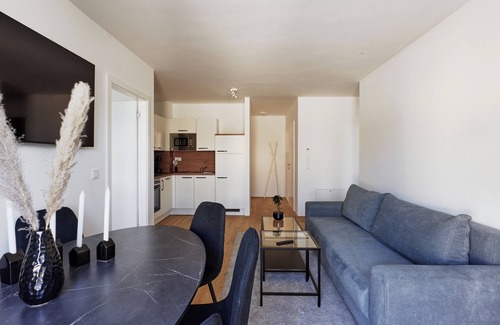 Hirschstetten Apartment | 2-bedroom apartment in enchanting Wien with WiFi, AC, terrace and grill