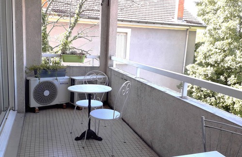 Feuillat Desgenettes Apartment | 2 Bedroom Apartment in Lyon