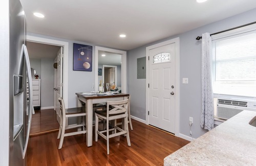 Bristol Apartment | 2 BEDROOM APARTMENT IN BRISTOL NEAR PLAINVILLE