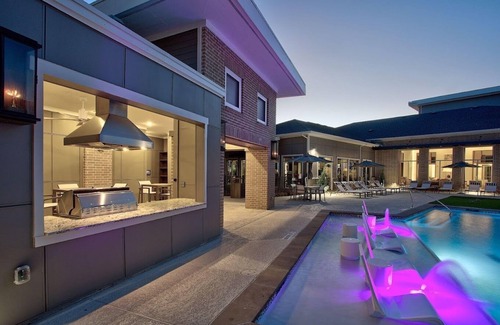Richmond Apartment | 2-bedroom apartment in awesome Richmond: pool, jacuzzi, pool table, fitness room