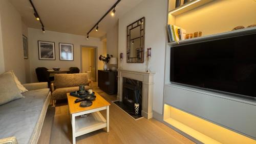 Chelsea Riverside Apartment | 2 Bedroom Apartment just off Kings Road
