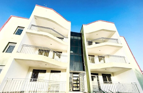 Entebbe House | 2 Bedroom Apartment w/Palm View Balcony Ensuite Bathrooms Entebbe