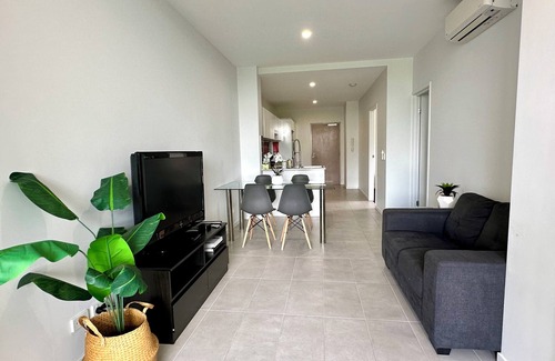 Upper Mount Gravatt Apartment | 2 Bedroom Apt with Views/Shops/Parking/Garden City