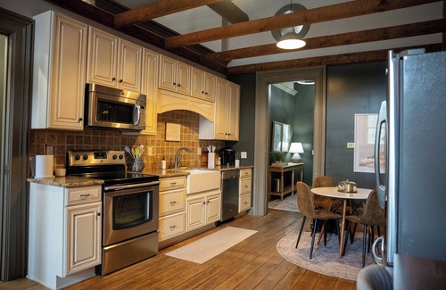 Marshall Apartment | 2-bedroom Beautiful, large DTown Marshall Apartment with WiFi, AC