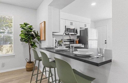 East Riverside - Oltorf House | 2 Bedroom Boho East Austin Retreat - Sleeps 6!