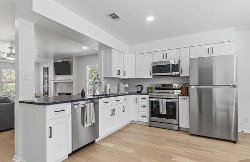 East Riverside - Oltorf House | 2 Bedroom Boho East Austin Retreat - Sleeps 6!