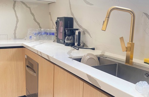 Runaway Bay Condo | 2-bedroom Brand New Condo with 3 scenic balconies in Richmond with AC, WiFi Pool
