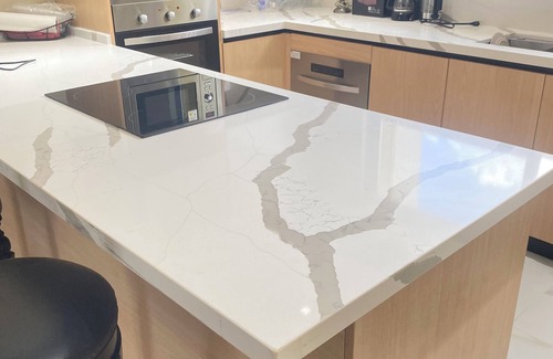 Runaway Bay Condo | 2-bedroom Brand New Condo with 3 scenic balconies in Richmond with AC, WiFi Pool