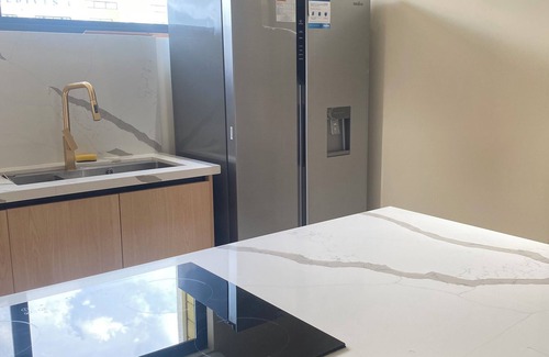 Runaway Bay Condo | 2-bedroom Brand New Condo with 3 scenic balconies in Richmond with AC, WiFi Pool