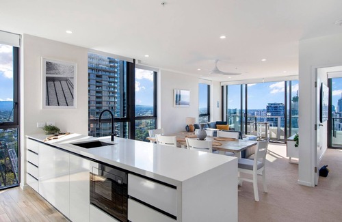 Broadbeach Apartment | 2 Bedroom Broadbeach Stay – Walk to Beach