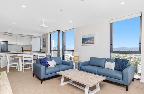 Broadbeach Apartment | 2 Bedroom Broadbeach Stay – Walk to Beach