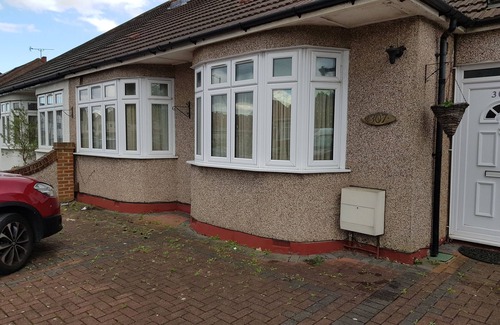 Pettits House | 2 bedroom bungalow in Romford sleeps 7