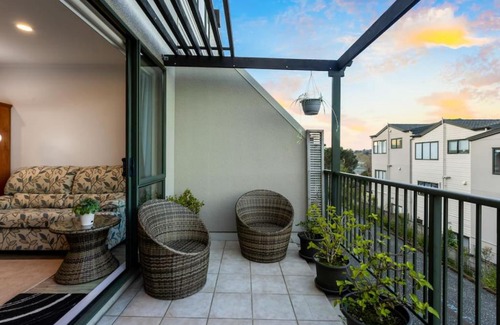 Birkdale House | 2 Bedroom Coastal North Shore Retreat - Parking