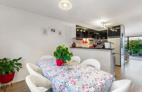 Birkdale House | 2 Bedroom Coastal North Shore Retreat - Parking