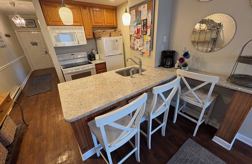 North End Condo | 2 Bedroom Condo *Pool* 1 Block from Beach