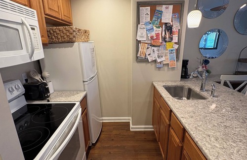 North End Condo | 2 Bedroom Condo *Pool* 1 Block from Beach